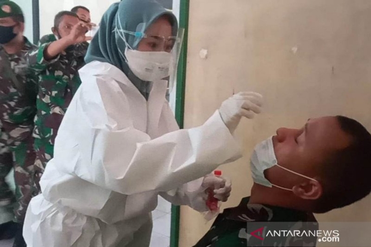 Pesronel Kodim 0608 Cianjur, Jawa Barat, menjalani tes usap sebagai upaya memastikan kesehatan mereka bebas dari virus corona karena selama pandemi anggota TNI tetap bertugas melayani masyarakat di berbagai daerah di Cianjur, Jumat (14/8) (Ahmad Fikri)