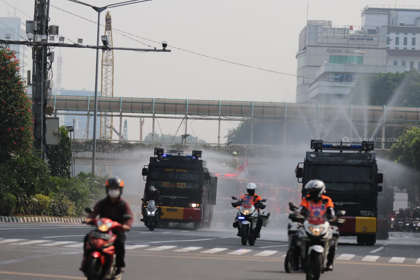 Jelang KTT ASEAN, Ruas Jalan Protokol Disiram Menggunakan Air Pengelolaan Limbah