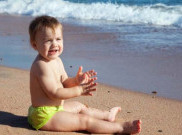 Liburan bersama Bayi, Pastikan si Kecil Pakai Sunscreen yang Aman