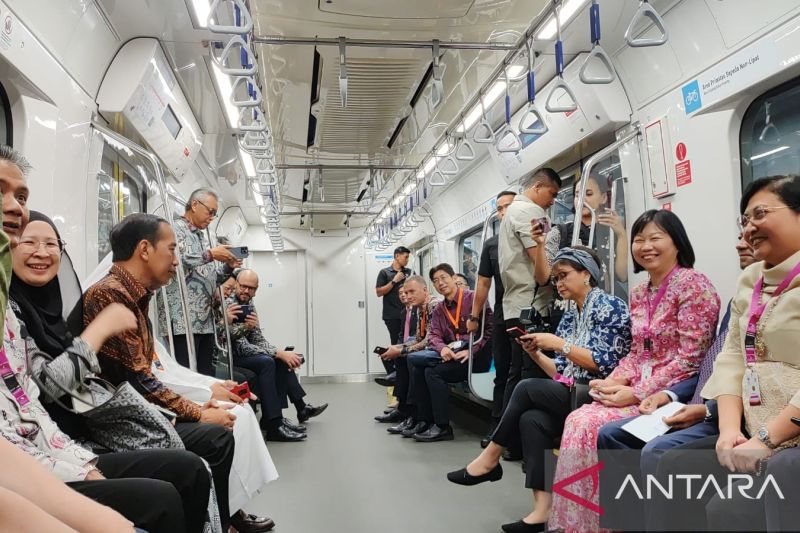 Jokowi Naik MRT Bareng Dubes Asing untuk Hadiri HUT ASEAN