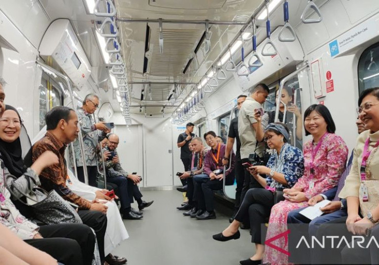 Jokowi Naik MRT Bareng Dubes Asing untuk Hadiri HUT ASEAN