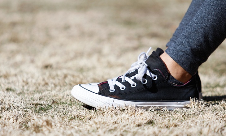 Sepatu Converse. (Foto: Pixabay/JaneMarySnyder)