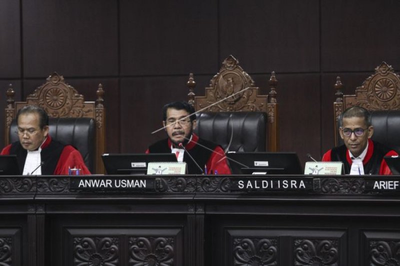  Tutup Sidang, Hakim  MK: Di Dalam Bertengkar, Di Luar Akur Lagi