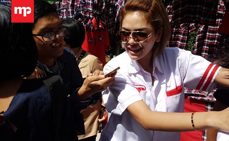 Nikita Mirzani Ikut Ahok-Djarot Blusukan