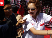 Nikita Mirzani Ikut Ahok-Djarot Blusukan