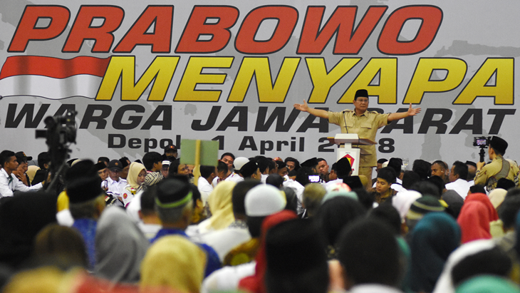 Ketua Umum Partai Gerindra Prabowo Subianto menyampaikan pidato politiknya di hadapan kader dan simpatisan pada acara "Prabowo Menyapa Warga Jawa Barat" di Depok, Jawa Barat, Minggu (1/4). Dalam pidatonya Prabowo menyampaikan visi dan misi Partai Gerindra menyongsong tahun politik 2018 dan 2019, serta mendukung pasangan Cagub dan Cawagub Jawa Barat Sudrajat-Ahmad Syaikhu pada Pilgub Jabar 2018. ANTARA FOTO/Indrianto Eko Suwarso/pras/18