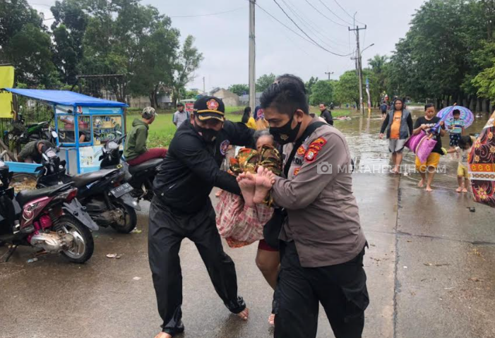 TNI-Polri Turun Langsung Evakuasi Lansia Korban Banjir