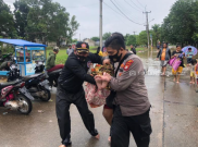 TNI-Polri Turun Langsung Evakuasi Lansia Korban Banjir