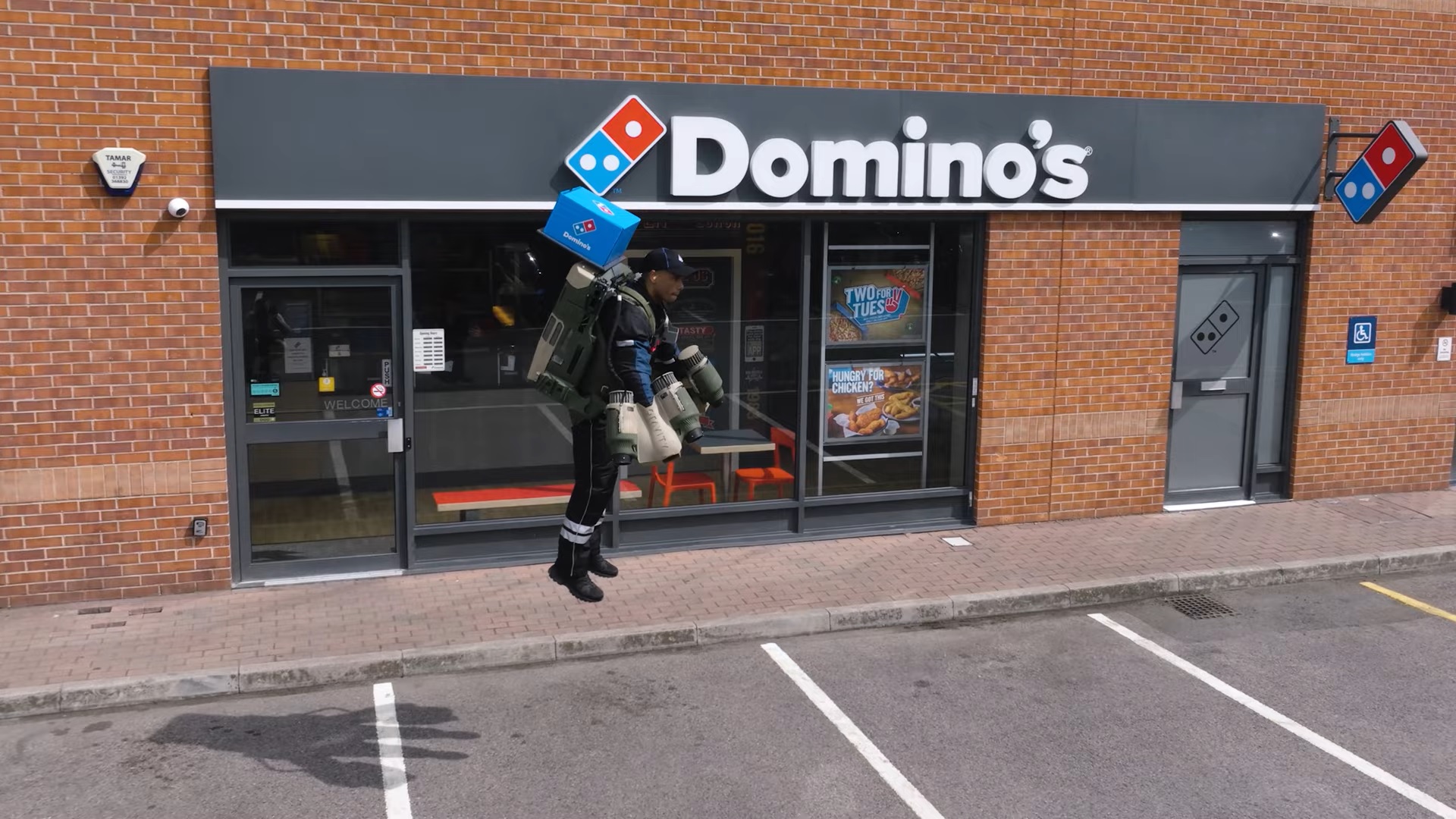 Canggih, Kurir Kirim Pizza Pakai Jetpack