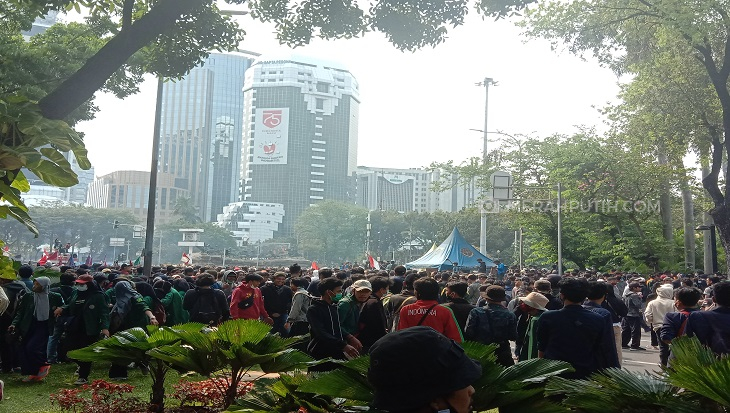 Aksi Demo di Patung Kuda Ricuh, Massa Serukan Revolusi