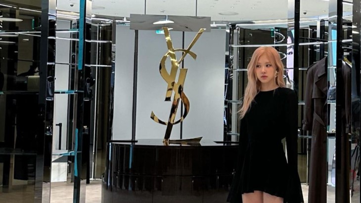 Rosé BLACKPINK Tampilkan Dua Looks Saint Laurent di Paris Fashion Week