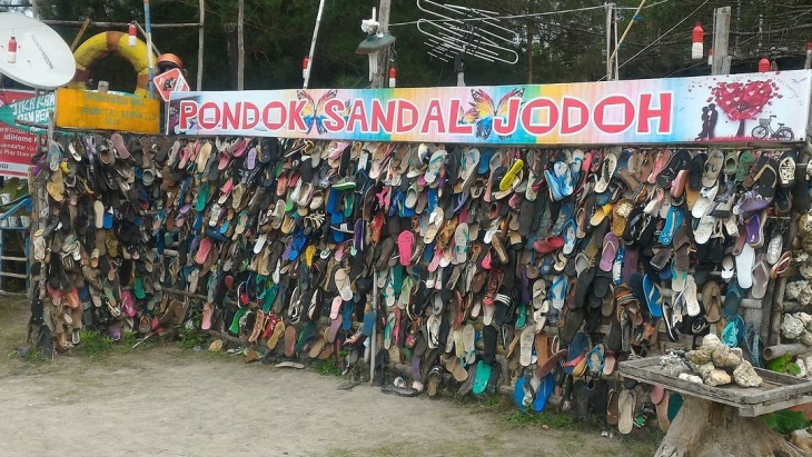 Pantai Sandal Jodoh, Ketika Tumpukan Sampah Menjadi Indah