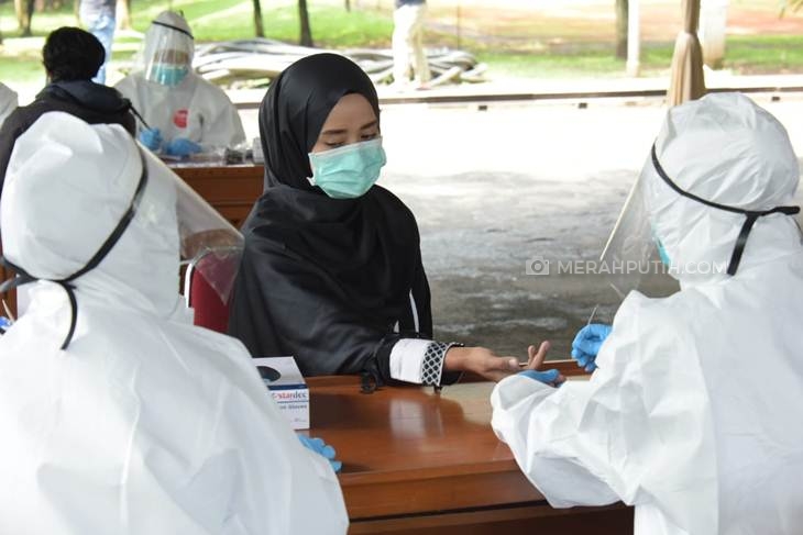 Petugas kesehatan Pemda Provinsi Jabar mengambil darah 160 anggota HIPMI peserta Musda Karawang. (Foto: Mauritz)