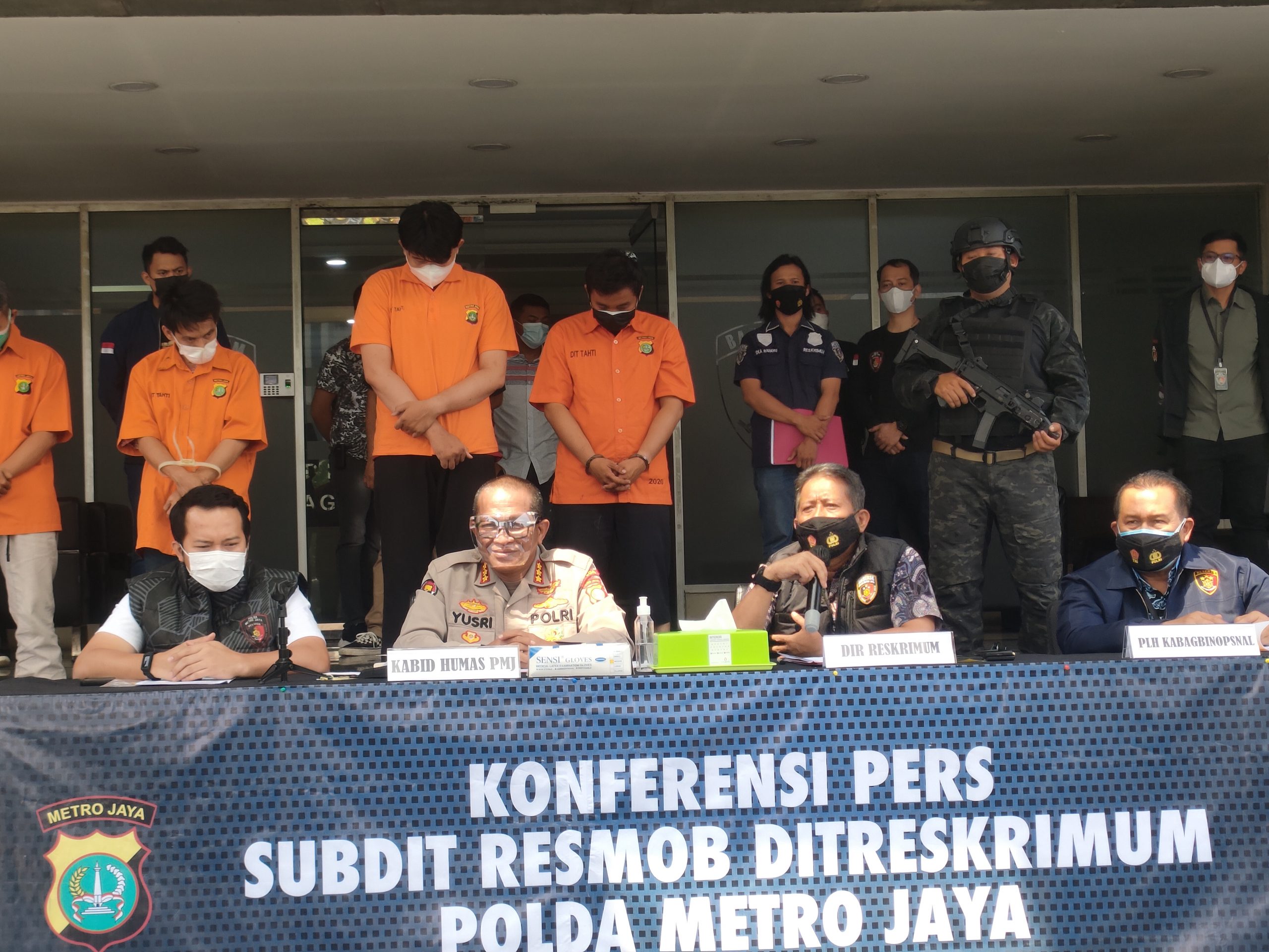 Kabid Humas Polda Metro Jaya Kombes Pol. Yusri Yunus (ketiga dari kiri) saat konpers kasus sindikat pemalsuan surat hasil tes usap (swab test) "polymerase chain reaction" (PCR) COVID-19 untuk digunakan sebagai syarat penerbangan. Foto: MP/Kanu