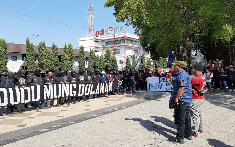 Demo suporter Pasoepati di Balaikota Solo
