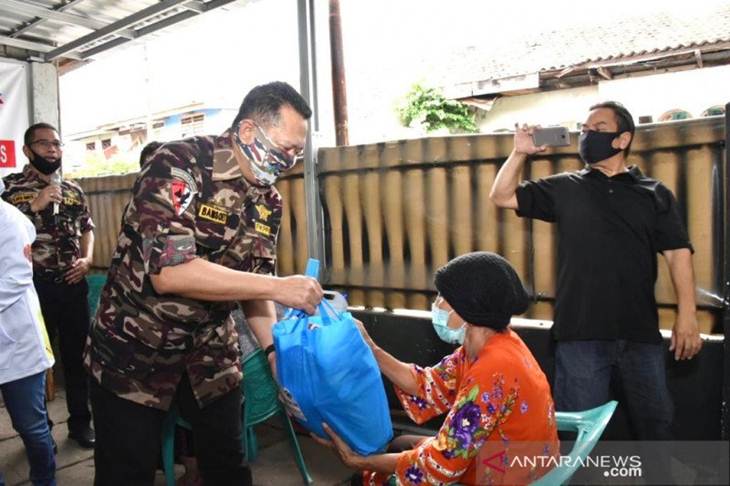 Ketua MPR RI Bambang Soesatyo menyalurkan bantuan kemanusiaan kepada para warakawuri dan veteran di berbagai lingkungan asrama keluarga besar TNI di Jakarta, Senin (11-5-2020). ANTARA/dokumentasi pribadi