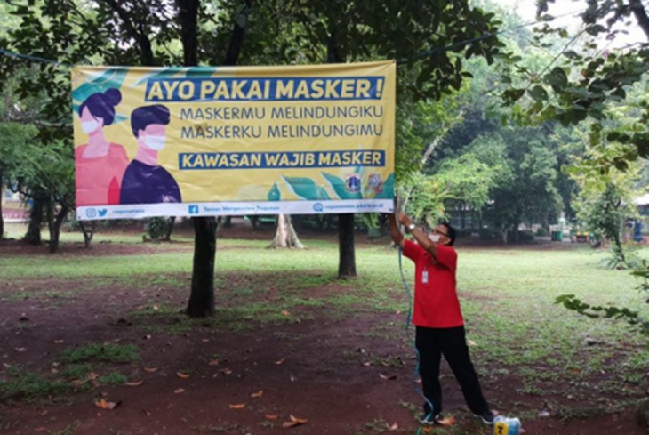 Petugas Taman Margasatwa Ragunan, memasang spanduk sosialisasi memakai masker sebagai persiapan untuk dibukanya layanan pengunjung, Senin (12/10) (ANTARA/HO-Taman Margasatwa Ragunan)