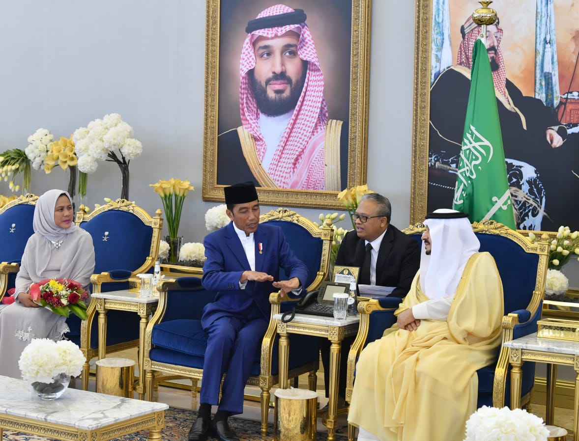 Presiden Jokowi saat tiba Riyadh, Arab Saudi, Minggu (14/4) pukul 08.50 Waktu Setempat (WS) atau pukul 12.50 WIB. (Foto: BPMI)
