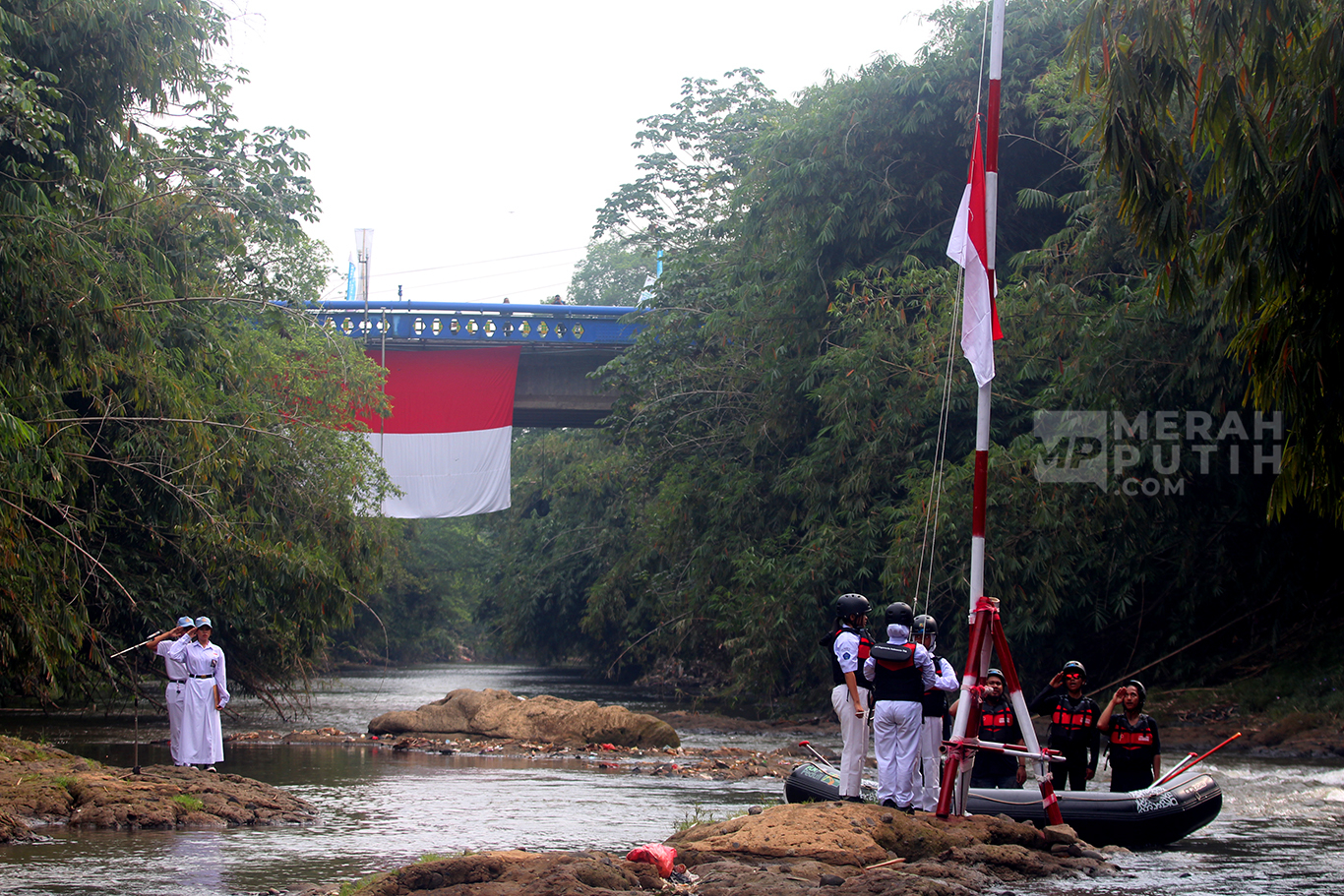 Upacara Bendera Merah Putih Peringatan HUT Kemerdekaan RI Ke-79 di Sungai Ciliwung
