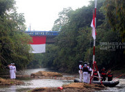 Upacara Bendera Merah Putih Peringatan HUT Kemerdekaan RI Ke-79 di Sungai Ciliwung