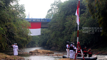Upacara Bendera Merah Putih Peringatan HUT Kemerdekaan RI Ke-79 di Sungai Ciliwung