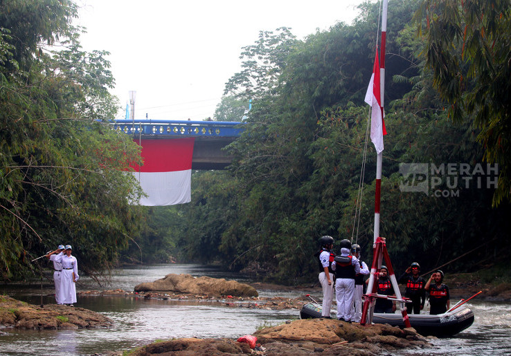Upacara Bendera Merah Putih Peringatan HUT Kemerdekaan RI Ke-79 di Sungai Ciliwung