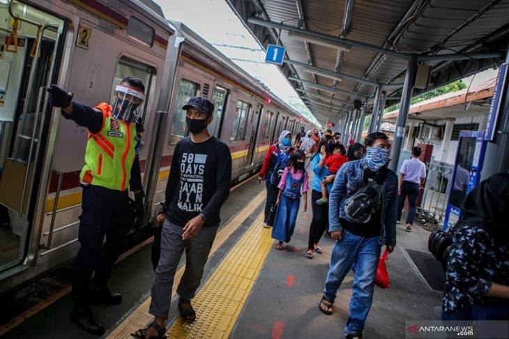 Ilustrasi: Sejumlah penumpang KRL beraktivitas di Stasiun Tangerang, Banten, Minggu (7/6/2020). (ANTARA FOTO/Fauzan/aww.)
