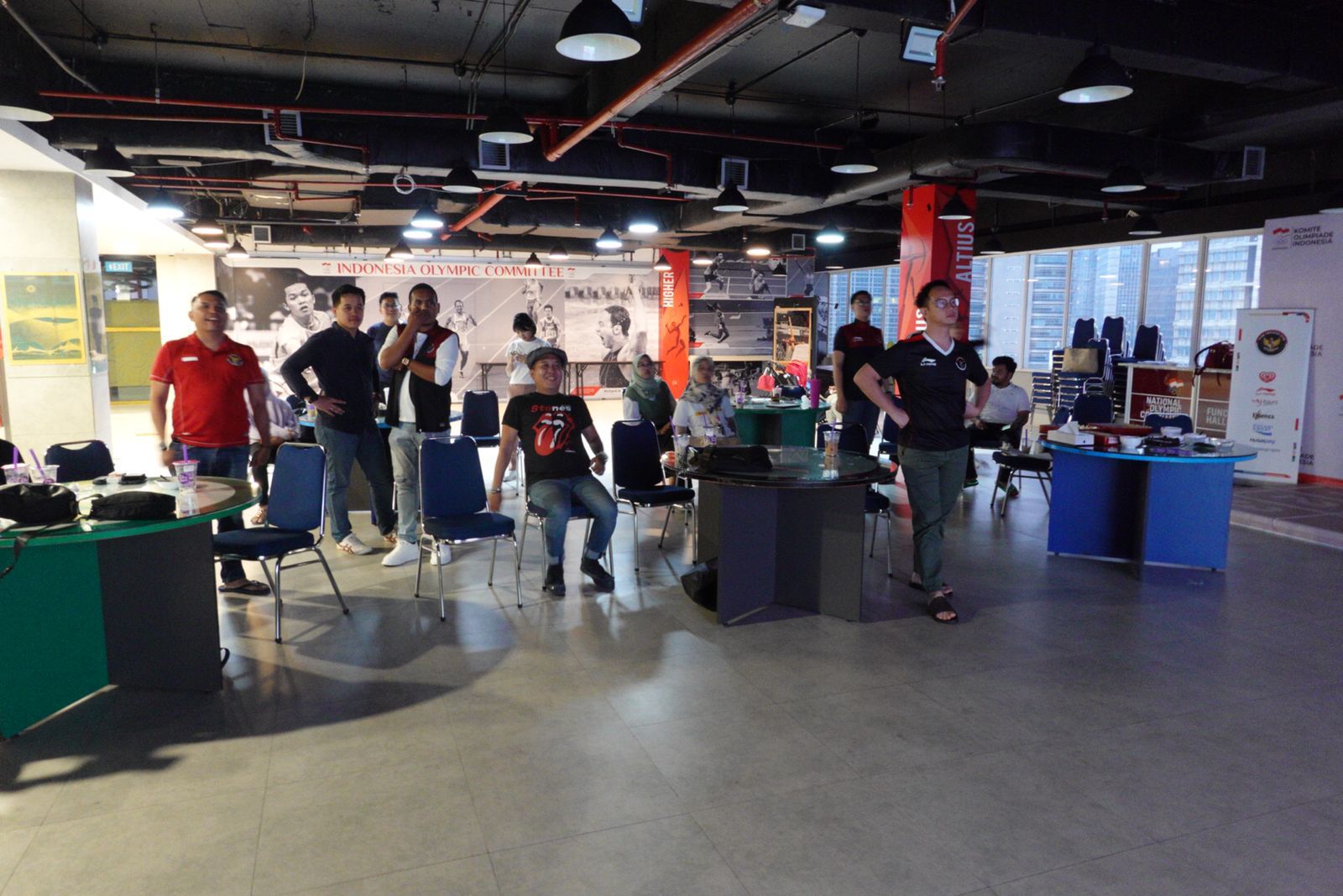 Suasana nobar bersama CdM Lexyndo Hakim di Kantor NOC Indonesia, FX Sudirman, Sabtu (29/4).