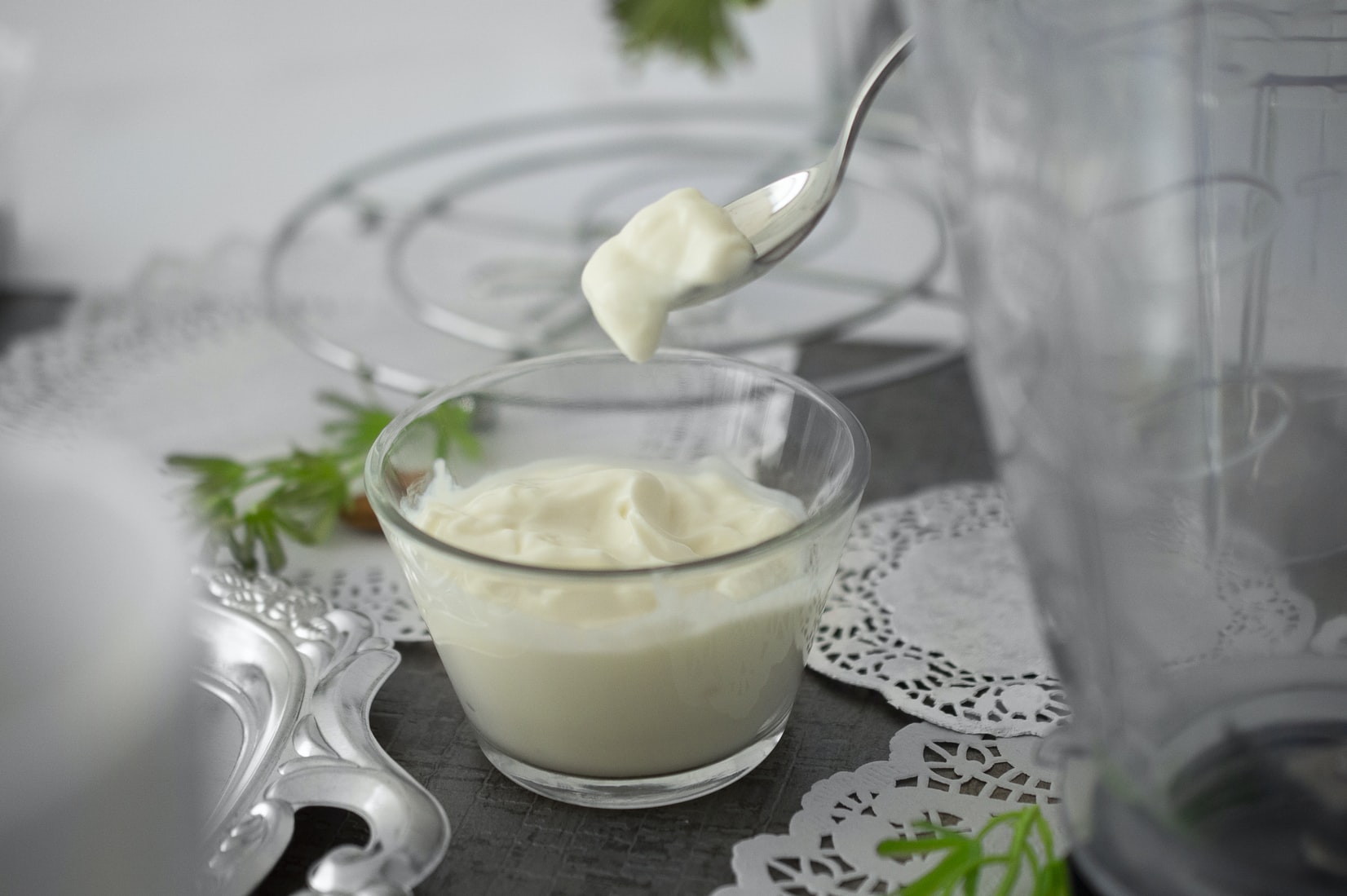 Kandungan dalam yogurt dapat mencerahkan kulit. (Foto: unsplash.com/saracervera)