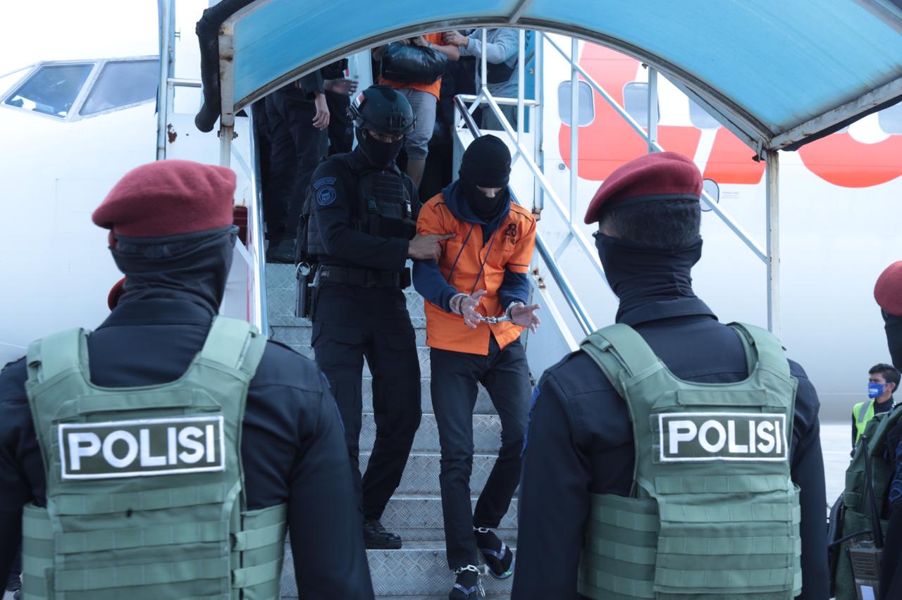 Dengan didampingi tim Densus 88 Antiteror Polri, seorang teroris Jamaah Ansharut Daulah asal Sulawesi (tengah) tiba di Bandara Internasional Soekarno-Hatta, Tangerang, Banten, Kamis (4/2/2021).