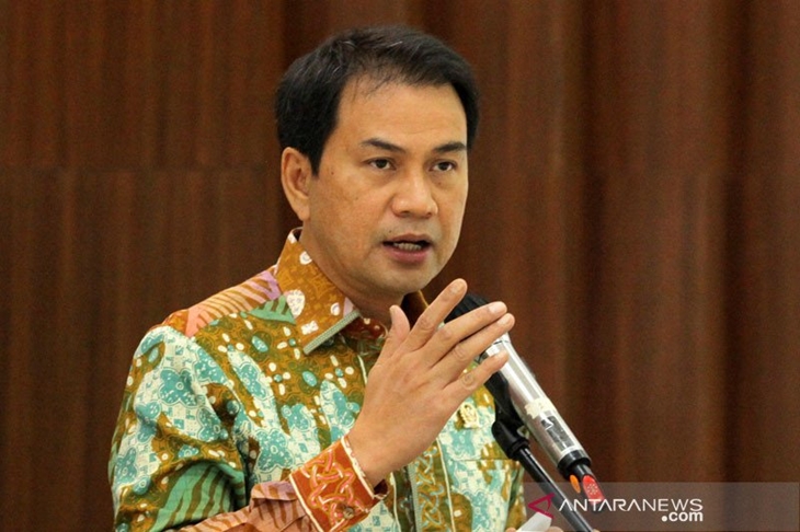Wakil Ketua DPR Azis Syamsuddin (kanan) memberkan keterangan pers terkait kondisi keamanan di Papua, Papua Barat dan Sigi di Kompleks Parlemen, Senayan, Jakarta, Kamis (3/12/2020). Azis Syamsuddin menegaskan DPR mendukung penuh setiap kebijakan yang diambil pemerintahan Presiden Joko Widodo dan Wakil Presiden Ma'ruf Amin dan langkah yang diambil TNI dan Polri untuk menegakkan aturan sekaligus menciptakan stabilitas keamanan. ANTARA FOTO/ Reno Esnir/wsj. (ANTARA FOTO/RENO ESNIR)