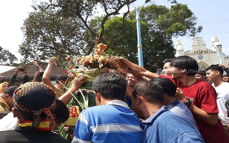  Lebaran Kedua, Wisatawan Ikut Berebut Gunungan Grebeg Syawal Keraton Surakarta 