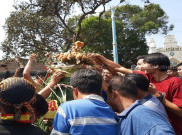 Lebaran Kedua, Wisatawan Ikut Berebut Gunungan Grebeg Syawal Keraton Surakarta