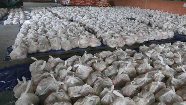 Puluhan ribu paket sembako yang diberikan kepada warga miskin yang terdampak corona