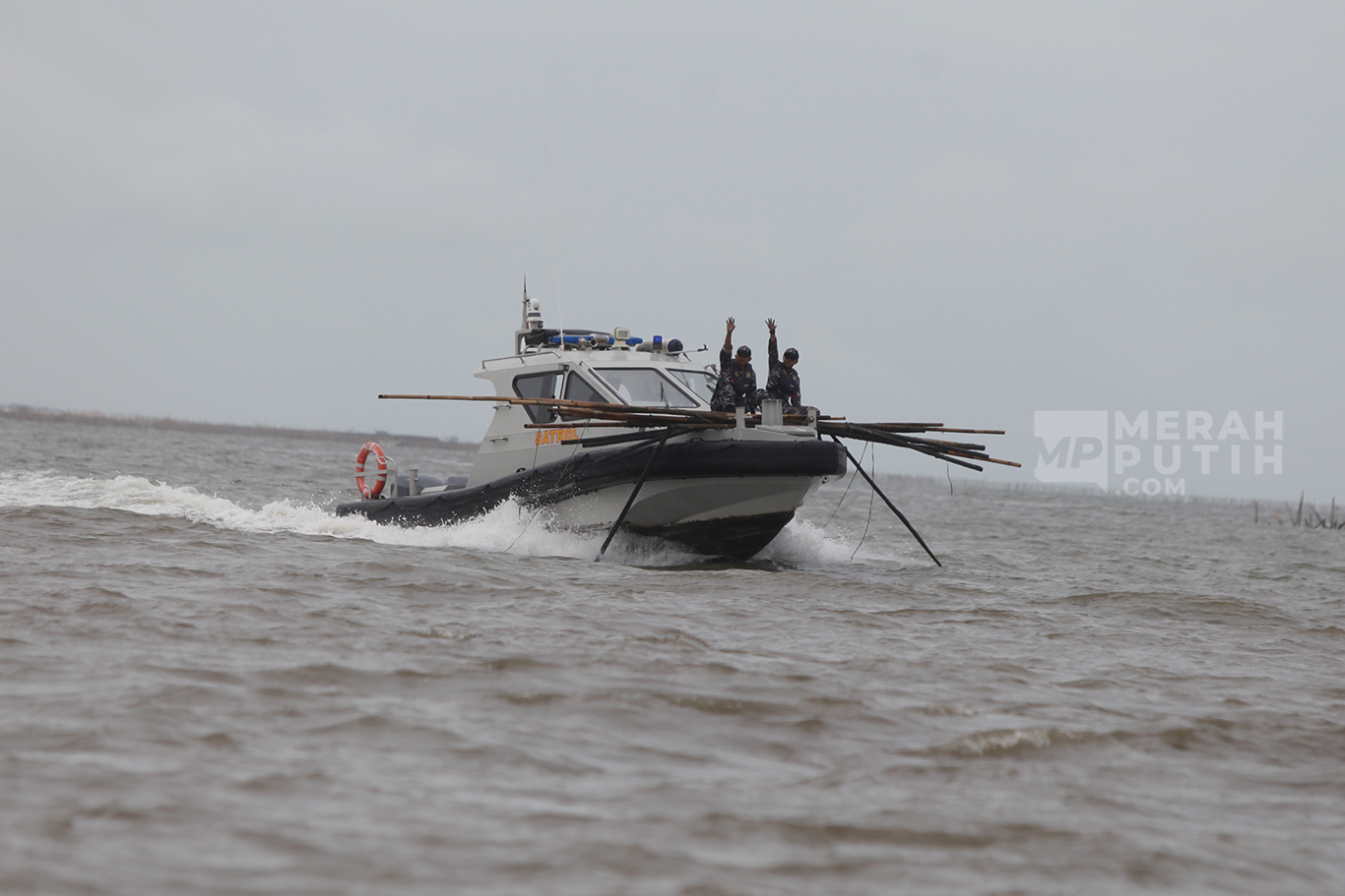 Perahu TNI AL Angkut Bambu Pagar Laut untuk Barang Bukti