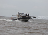 Perahu TNI AL Angkut Bambu Pagar Laut untuk Barang Bukti 