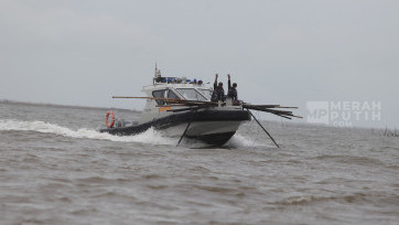 Perahu TNI AL Angkut Bambu Pagar Laut untuk Barang Bukti 