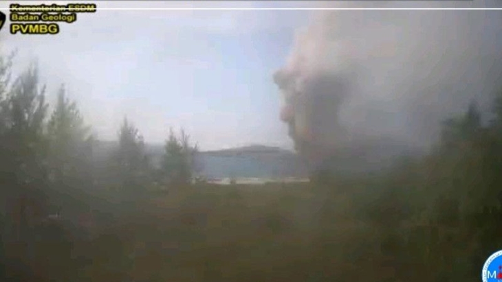 Erupsi Gunung Anak Krakatau Setinggi 2.000 Meter