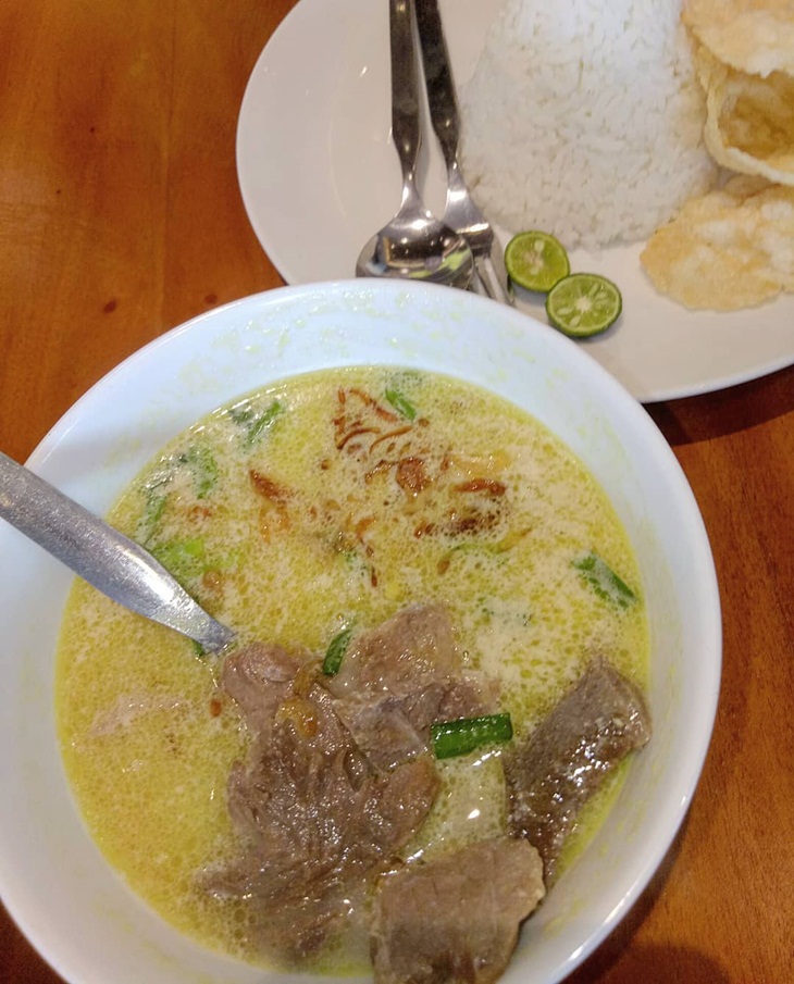 Soto ayam disajikan dengan nasi. (Foto: instagram.com/we_and_food)