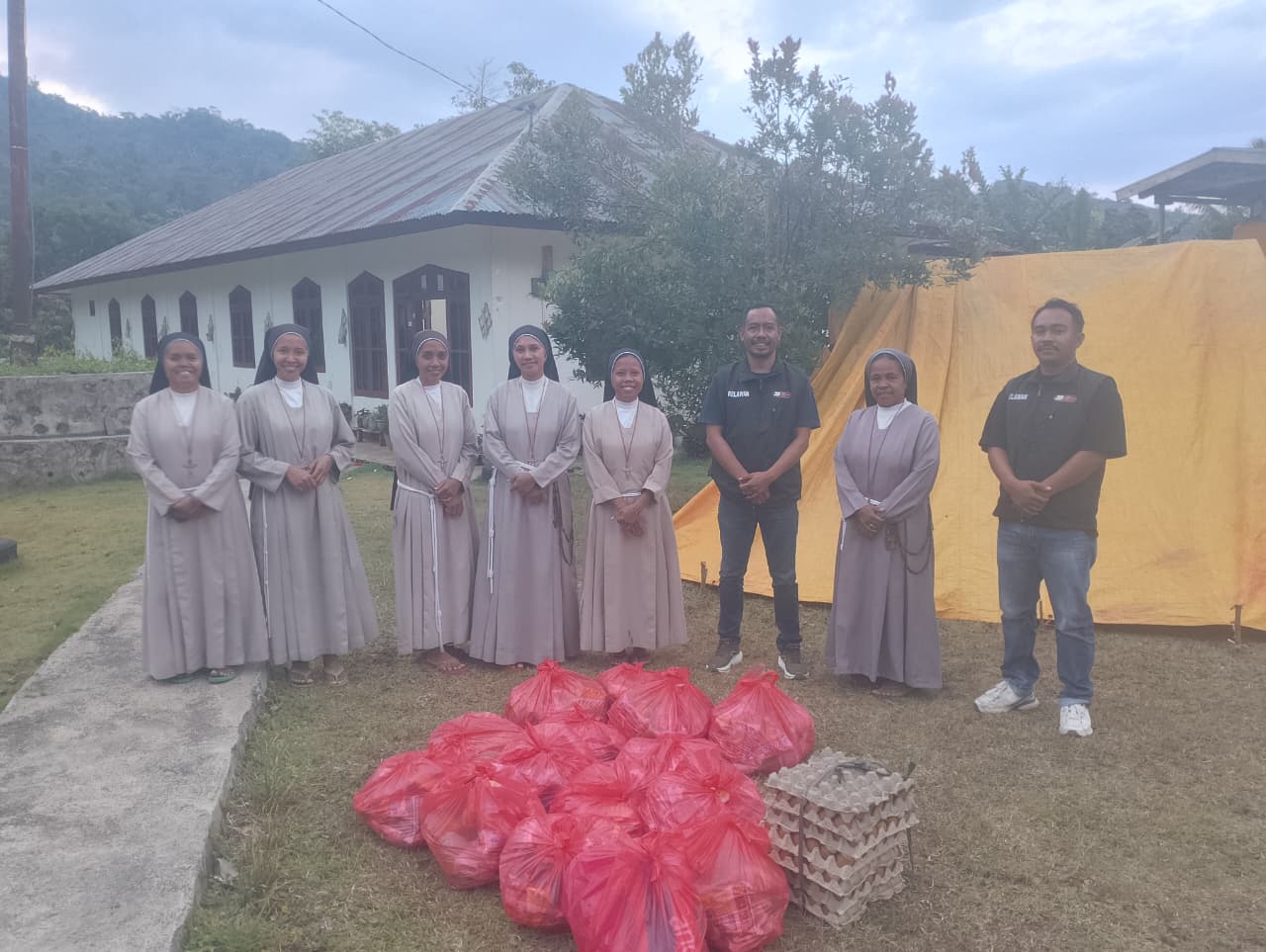 Penyaluran ini menjadi bagian dari rangkaian perjalanan JHL Foundation yang selama sepekan terakhir terus bergerak dari satu desa ke desa lainnya di Flores.