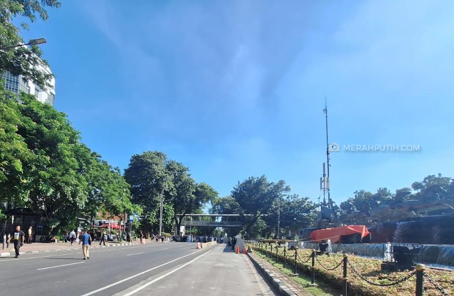 Barikade Beton dengan Kawat Berduri Halangi Massa Dekati Gedung MK