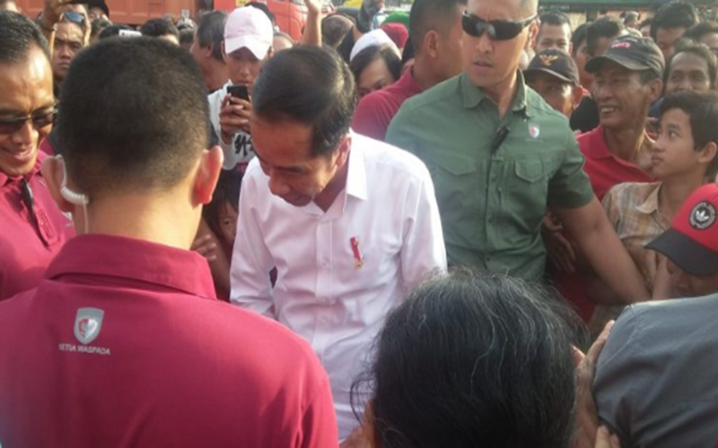 Warga Jembatan Besi Jakarta Barat bersalaman dengan Presiden Jokowi