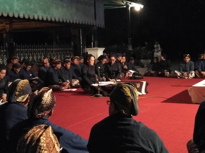 Tradisi Mubeng Beteng Kraton Yogyakarta tahun 2018. (MP/Teresa Ika)