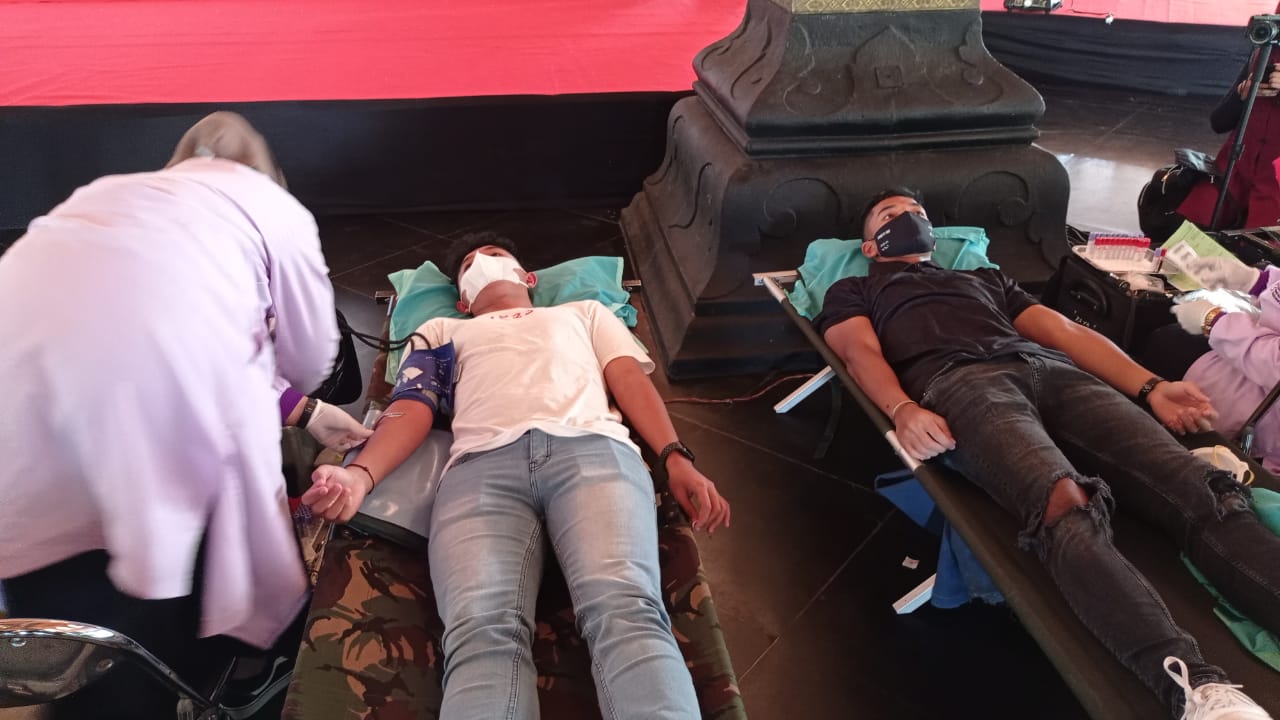 Pemain Persis Solo Marcel Yanuar dan Pancar Nor Widiastono mengikuti kegiatan donor darah, Kamis (28/10). (MP/Ismail)