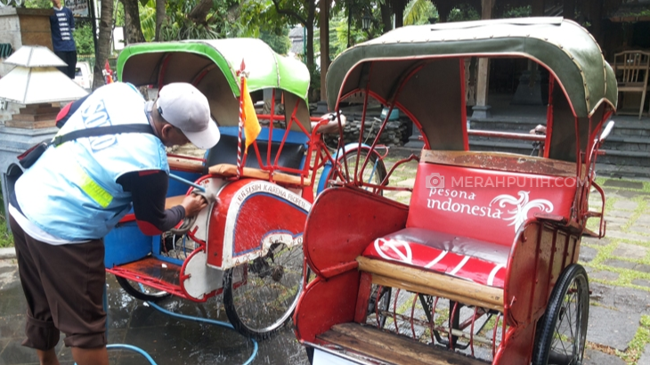 Jelang Pernikahan Kahiyang Ayu, Becak-Becak Penjemput Tamu 'Dimandikan'