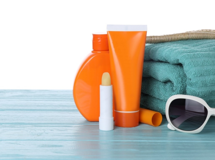 Pilih lip balm yang SPF 15 atau lebih tinggi, semakin tinggi semakin baik. (Foto: 123RF/Olga Yastremska)