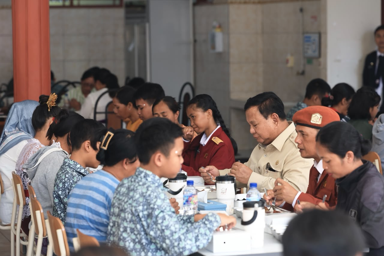 Prabowo Makan Siang Menu MBG Dengan Siswa Sekolah Rakyat di Tabanan Bali