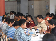 Prabowo Makan Siang Menu MBG Dengan Siswa Sekolah Rakyat di Tabanan Bali