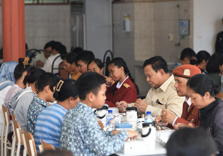 Prabowo Makan Siang Menu MBG Dengan Siswa Sekolah Rakyat di Tabanan Bali