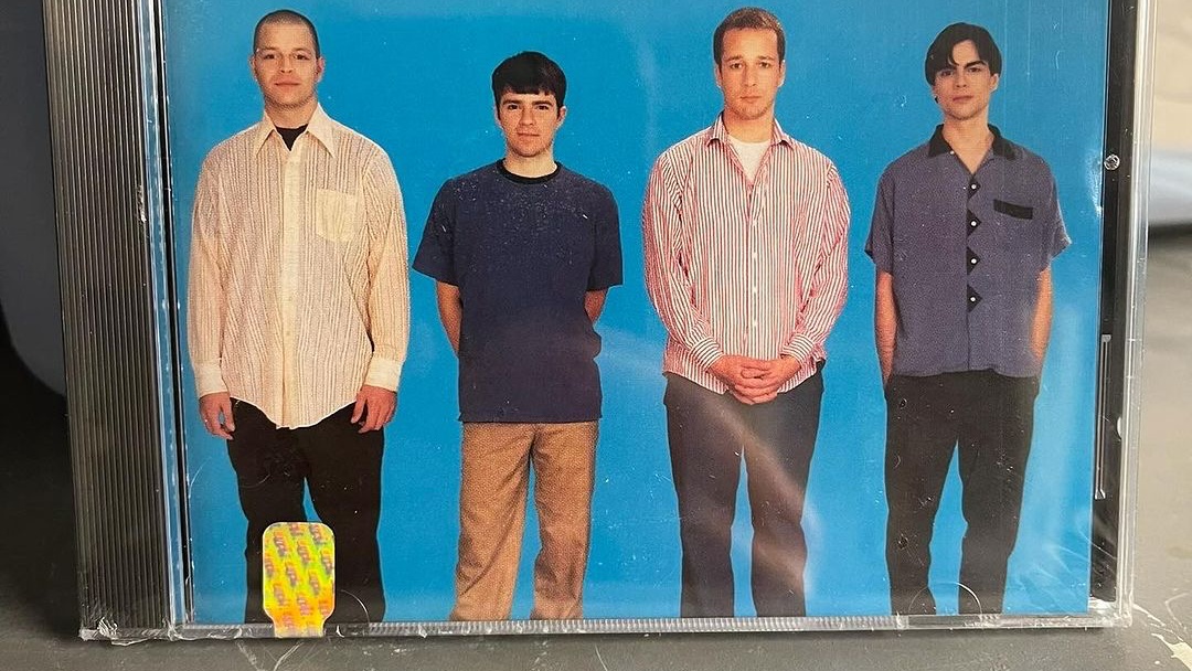 Weezer Rayakan 3 Dekade 'The Blue Album', Bawa 30 Trek yang Belum Sempat Dirilis